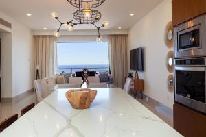 Penthouse with Panoramic Ocean & Arch View!