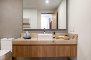 Penthouse with Panoramic Ocean & Arch View!