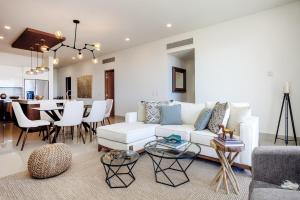 Penthouse with Panoramic Ocean & Arch View!