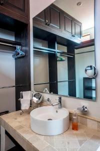 San Miguel Balcony Luxury and Comfort Near Downtown