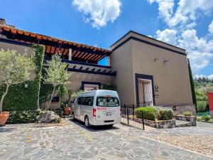 San Miguel Balcony Luxury and Comfort Near Downtown