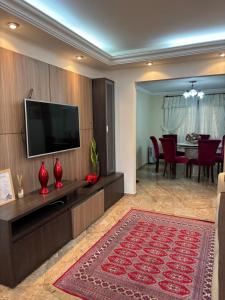 Casa Confortável 03 Quartos Com Suite, Churrasqueira, Banheira e Garagem