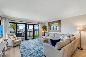 Enjoy the balcony with an ocean view located on the no-drive beach!