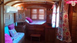 B&B / Chambres d'hotes La Nanou'che (roulotte en Camargue) : Chambre Double - Vue sur Jardin