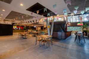 Viva trindade em frente à UFSC, prédio completo com food-hall