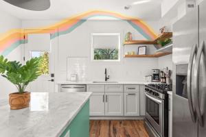 The Jolene Bubbly Bar with Views 5min to DT