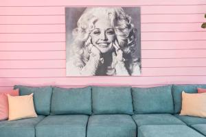 The Jolene Bubbly Bar with Views 5min to DT