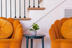 The Jolene Bubbly Bar with Views 5min to DT