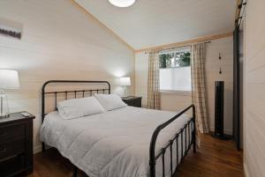 Hidden Gem Cabin in Hungry Horse, Firepit, Close to Glacier