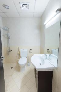 High-Floor Studio with Stunning Lake View in Dubai Marina