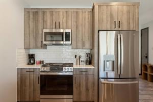 NEW Cozy 1BR Condo w Balcony & Purgatory Views