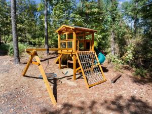 3 Br Sleeps 9 Hot Tub Playground Game Room