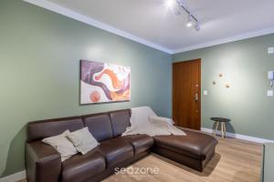 Apto 3Q c varanda - 240m do mar Meia Praia EIO203