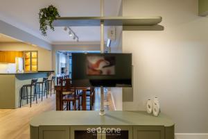 Apto 3Q c varanda - 240m do mar Meia Praia EIO203