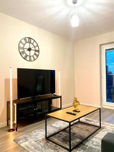 Cozy Heights 2 Bed With Juliet Balcony and Free Secure Parking