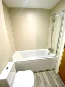 Cozy Heights 2 Bed With Juliet Balcony and Free Secure Parking