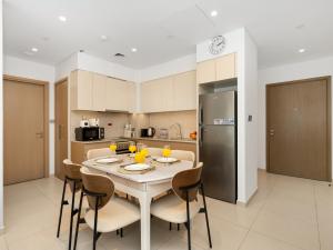 Stylish 1BR DOWNTOWN Apartment with BALCONY - NEXT TO DUBAI MALL & BURJ KHALIFA