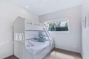Park Avenue Luxe Chic Townhouse Sleeps 9, Carpark