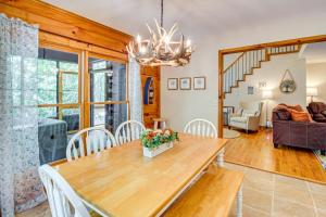 North Georgia Cabin with Hot Tub and Community Perks!