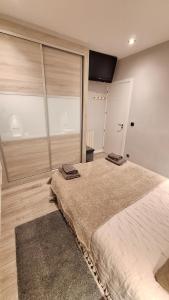 Casa fantástica en zona tranquila Un alojamiento para todos Nuestra casa es perfecta tanto para familias y amigos que buscan descanso, como para ciclistas que desean explorar la zona Para ciclistas ofrecemos un espacio seguro para guardar bicicle