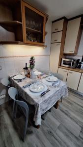 Casa fantástica en zona tranquila Un alojamiento para todos Nuestra casa es perfecta tanto para familias y amigos que buscan descanso, como para ciclistas que desean explorar la zona Para ciclistas ofrecemos un espacio seguro para guardar bicicle