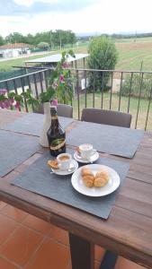 Casa fantástica en zona tranquila Un alojamiento para todos Nuestra casa es perfecta tanto para familias y amigos que buscan descanso, como para ciclistas que desean explorar la zona Para ciclistas ofrecemos un espacio seguro para guardar bicicle