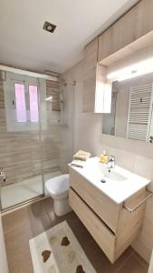 Casa fantástica en zona tranquila Un alojamiento para todos Nuestra casa es perfecta tanto para familias y amigos que buscan descanso, como para ciclistas que desean explorar la zona Para ciclistas ofrecemos un espacio seguro para guardar bicicle