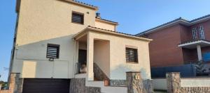 Casa fantástica en zona tranquila Un alojamiento para todos Nuestra casa es perfecta tanto para familias y amigos que buscan descanso, como para ciclistas que desean explorar la zona Para ciclistas ofrecemos un espacio seguro para guardar bicicle