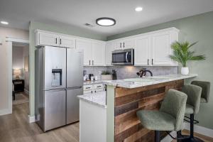 Shared Heated Pool Balcony BBQ Near Downtown