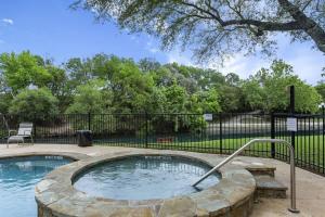 Shared Hot Tub & Pool Grill River Access