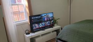 Cozy Studio Walk to Shops, Quick Drive to DC