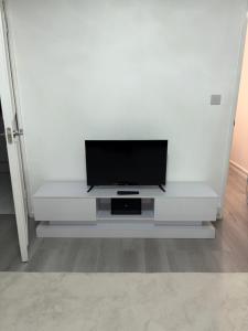 Newly Refurbished - Stylish - Modern - And Cosy Flat - King Size Bed with Built In Speakers - Bedside Lamp - And USB Ports - Sofa Bed - In Islington North London