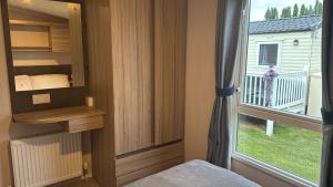 3 bedroom Caravan Manor Park Free WiFi , Linen not included , Pets stay free