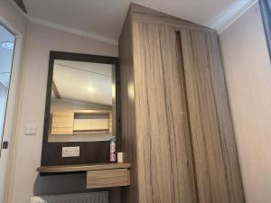 3 bedroom Caravan Manor Park Free WiFi , Linen not included , Pets stay free