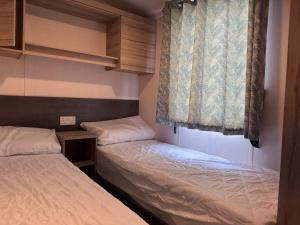 3 bedroom Caravan Manor Park Free WiFi , Linen not included , Pets stay free