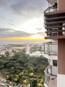 Radiance Manila Bay Bayview Comfort with Pool & Pet-Friendly