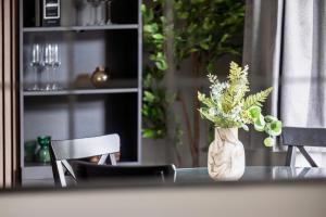 The Willow, Stylish & Central Home with Parking