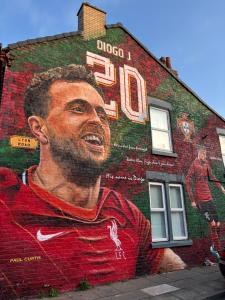 Liverpool Escape - 5 min walk to LFC Stadium, Sleeps 8, free parking, newly renovated home