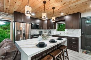 New Listing - Dollywood - HotTub - Arcade - Grill