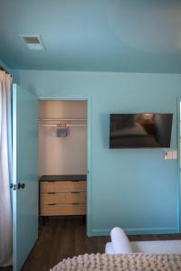 NEW! The Spoonbill House - 2 Kings 1 Full, 10 Minutes to Downtown, 10 minutes to Airport