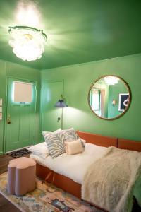 NEW! The Spoonbill House - 2 Kings 1 Full, 10 Minutes to Downtown, 10 minutes to Airport