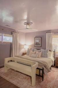 NEW! The Spoonbill House - 2 Kings 1 Full, 10 Minutes to Downtown, 10 minutes to Airport