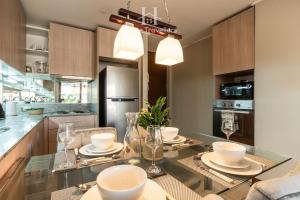 HT Amplio depto en Las Condes con estacionamiento