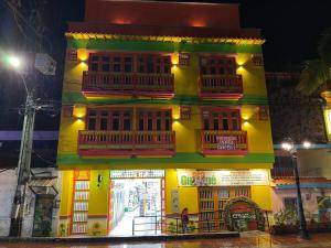 Nuevo apartamento en plaza principal de Guatape