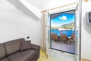 Apartments by the sea Cove Pokrivenik, Hvar - 2073