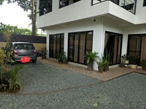 Framelyns Suites in Breezy Tagaytay