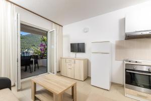 Apartments by the sea Cove Pokrivenik, Hvar - 10427