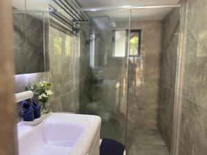 Beryl 1bdr studio in Daisy Hill-minutes to M1 highway