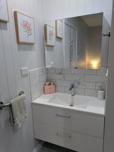 Central Private Bedroom & Ensuite - City & Strand Beach Location