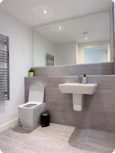 Modern & Stylish 1-Bed Apartment near Old Trafford and Central Manchester